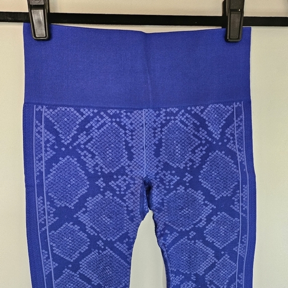 EUC Lululemon Ebb To Street Snake Print Leggings Sapphire Blue Size 4 - Picture 4 of 16